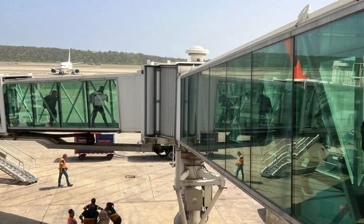 Aeropuerto Maiquetía reabre — Aeropuerto Maiquetía reabre sus operaciones: Impacto y conectividad para Colombi