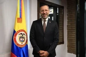 Disculpa Ministro Vivienda — Disculpa Ministro Vivienda: Jaime Beltrán bajo escrutinio por viaje en emergenci