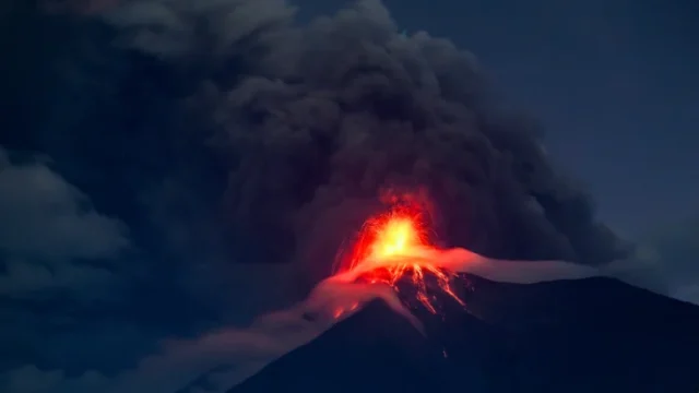 Erupción volcán Fuego — Erupción volcán Fuego en Guatemala: Cientos de evacuados y alerta nacional