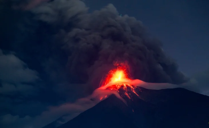 Erupción volcán Fuego — Erupción volcán Fuego en Guatemala: Cientos de evacuados y alerta nacional