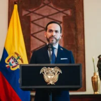 deportación migrantes irregulares — Presidente de la Espriella ordena deportación de migrantes y endurece política d