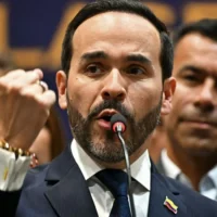 ausencia expresidentes posesión — Controversia por ausencia expresidentes en posesión de Abelardo de la Espriella