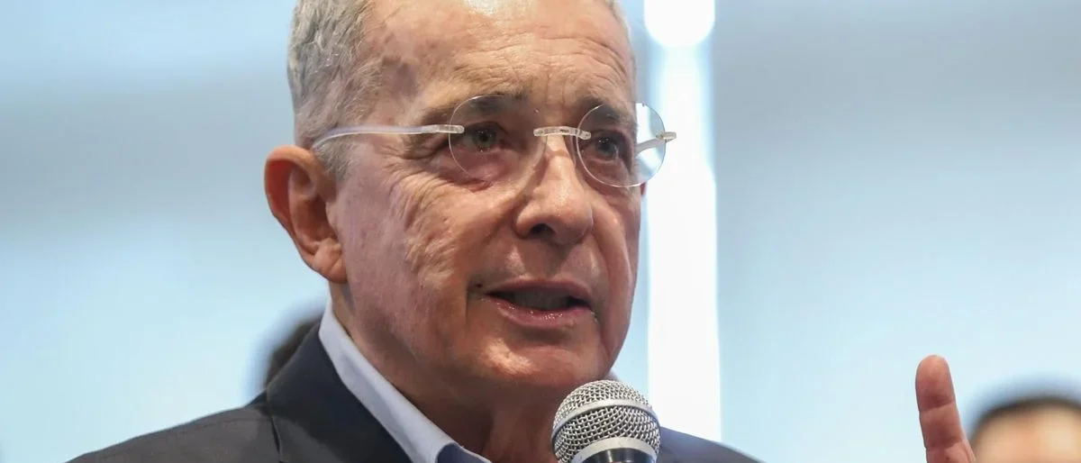 conflicto competencias Uribe — Conflicto de Competencias Uribe: ¿Quién Juzgará al Expresidente por Caso Guachar
