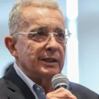conflicto competencias Uribe — Conflicto de Competencias Uribe: ¿Quién Juzgará al Expresidente por Caso Guachar