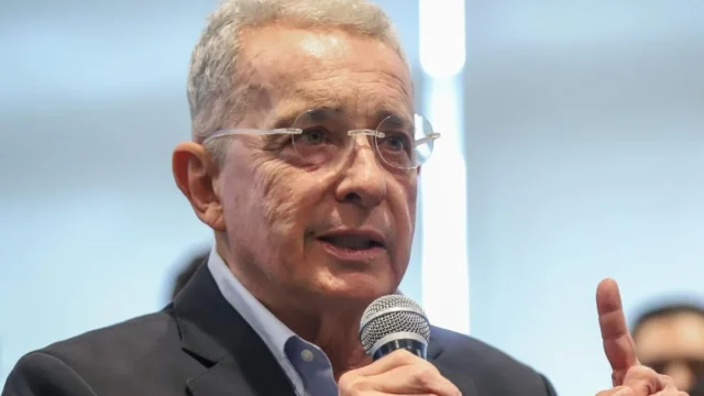 conflicto competencias Uribe — Conflicto de Competencias Uribe: ¿Quién Juzgará al Expresidente por Caso Guachar