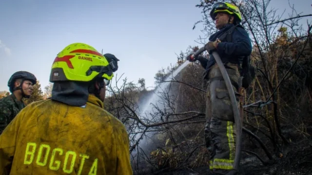 Apoyo bomberos Tolima — Bomberos de Bogotá brindan Apoyo bomberos Tolima ante grave crisis de incendios