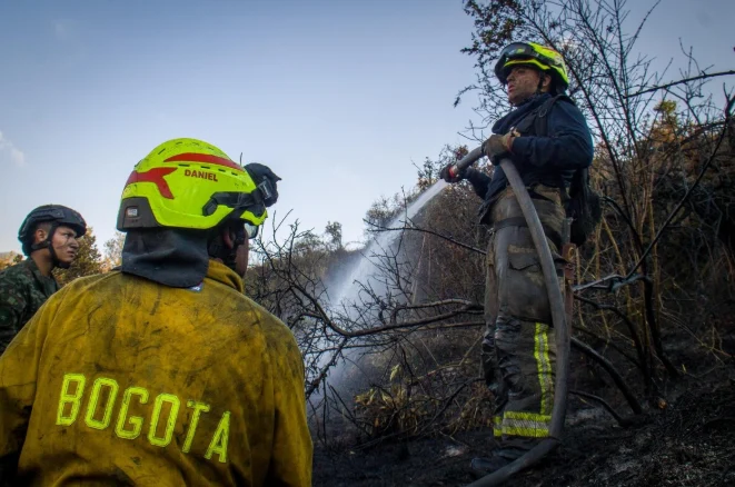 Apoyo bomberos Tolima — Bomberos de Bogotá brindan Apoyo bomberos Tolima ante grave crisis de incendios