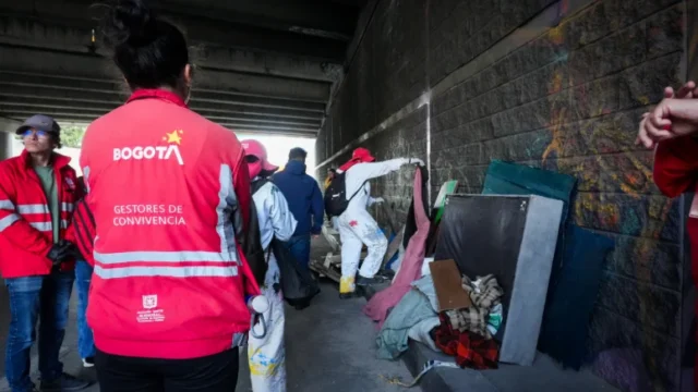 desmonte cambuches Bogotá — Desmonte de Cambuches en Calle 26: Bogotá Recupera Espacio Público y Aborda Habi
