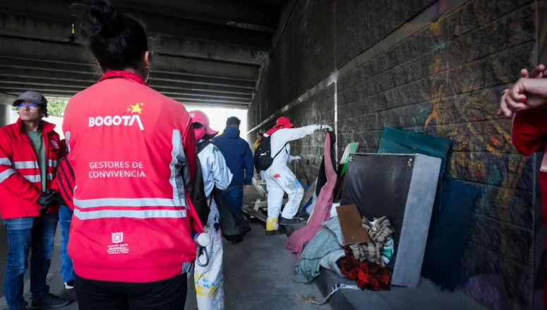 desmonte cambuches Bogotá — Desmonte de Cambuches en Calle 26: Bogotá Recupera Espacio Público y Aborda Habi