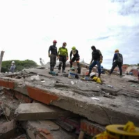 Búsqueda sobrevivientes terremoto — Búsqueda sobrevivientes terremoto: Esperanzas disminuyen tras sismo en el oeste