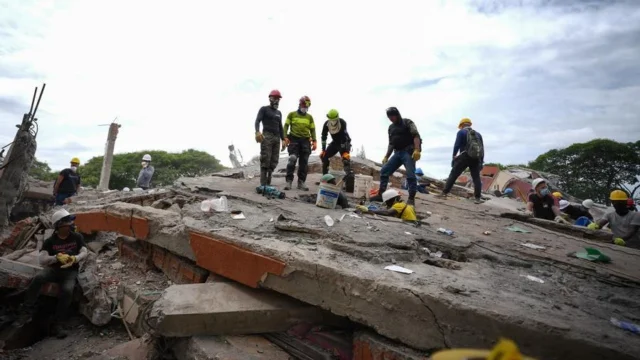 Búsqueda sobrevivientes terremoto — Búsqueda sobrevivientes terremoto: Esperanzas disminuyen tras sismo en el oeste