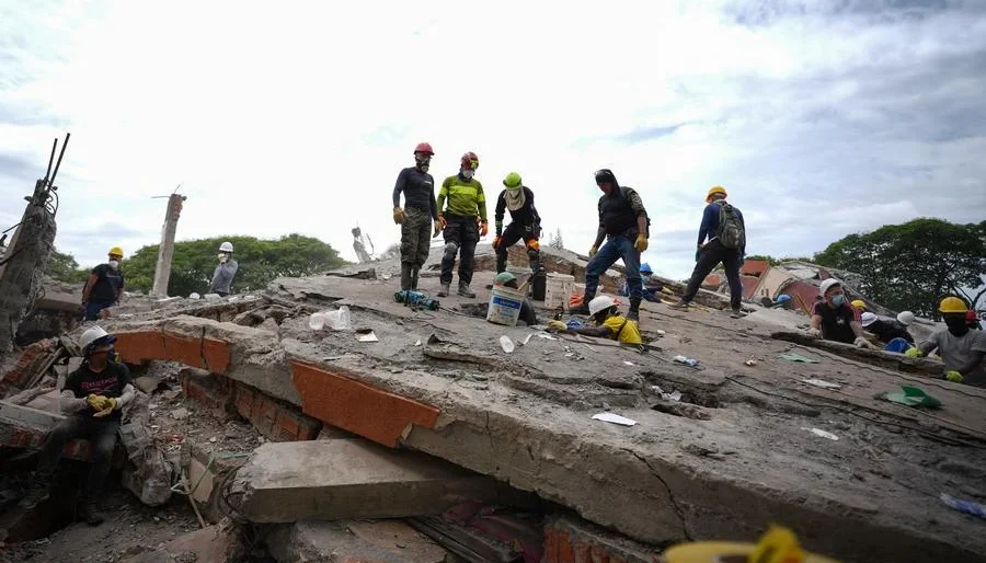Búsqueda sobrevivientes terremoto — Búsqueda sobrevivientes terremoto: Esperanzas disminuyen tras sismo en el oeste