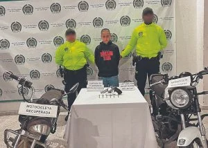 detenida con motos robadas — Mujer Capturada con Motocicletas Hurtadas y Arma de Fuego en Pereira