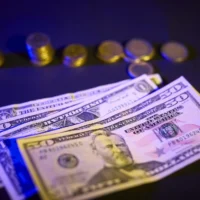 cotización dólar Colombia — Cotización dólar Colombia: La divisa cerró en $3.048, ¿qué significa para el bol