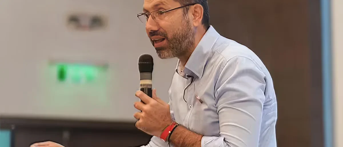 Ministro Beltrán defiende — Ministro Beltrán defiende su gestión y viaje personal en medio de emergencia sís