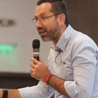 Moción censura ministro Vivienda — Moción de Censura contra Ministro de Vivienda: ¿Ausencia Gubernamental en la Rec