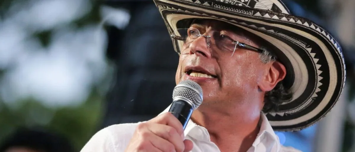 Permiso salida expresidente — Permiso salida expresidente Petro al Senado: Requisito Constitucional para Viaja