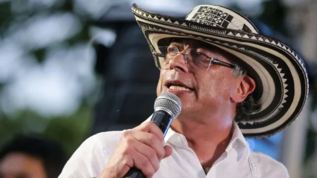 Permiso salida expresidente — Permiso salida expresidente Petro al Senado: Requisito Constitucional para Viaja