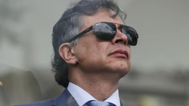 Permiso Petro salir del país — Senado aprueba permiso de salida para expresidente Petro con condiciones