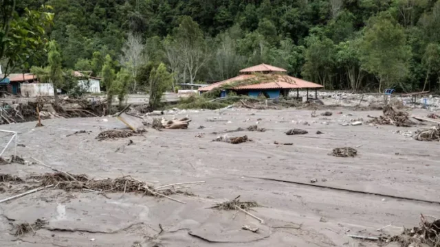 Lluvias en Caracas — Lluvias en Caracas dejan tres fallecidos y severas inundaciones en la capital ve