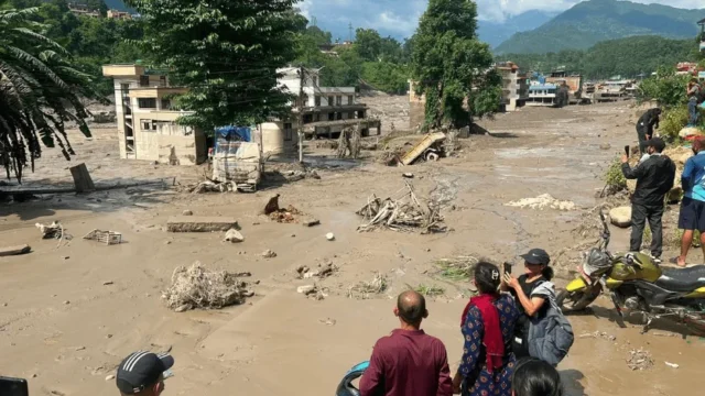 Inundaciones Nepal — Asciende a 360 el número de muertos por Inundaciones Nepal tras colapso de glaci