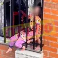 niños en ventana — Niños en ventana: Conmoción por menores dormidos en reja de vivienda