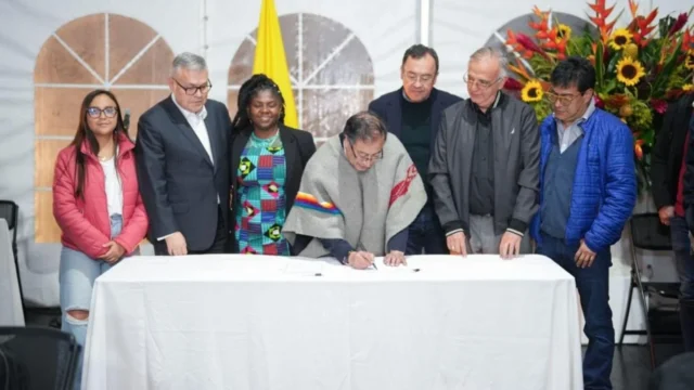 proyecto ley paz total — Congreso evalúa proyecto ley paz total para derogar política de gobierno salient