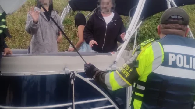 rescate turistas Guatapé — Rescatan cinco turistas varados en el embalse de Guatapé