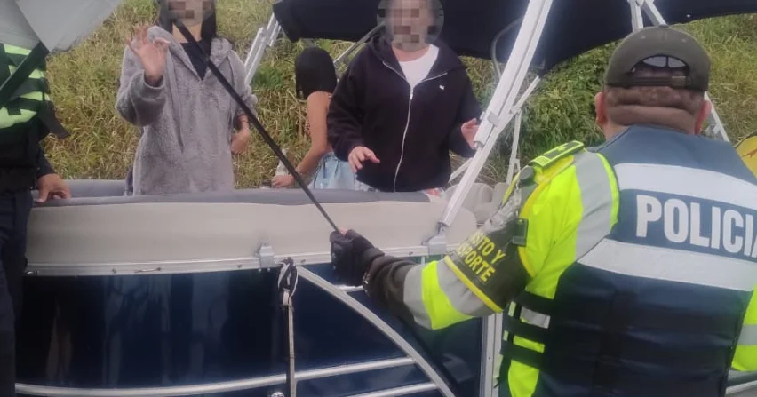 rescate turistas Guatapé — Rescatan cinco turistas varados en el embalse de Guatapé
