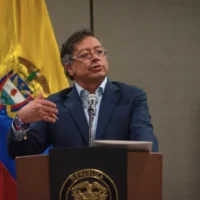 Solicitud viaje Petro — Expresidente Petro busca aval del Senado para viajar por un año