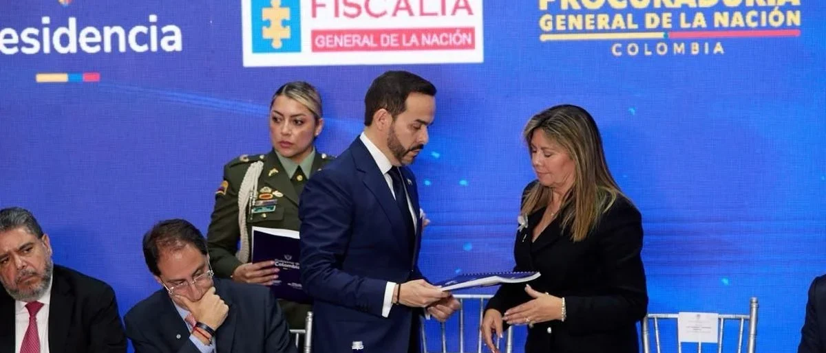 investigación corrupción gobierno — Investigación corrupción gobierno anterior: De la Espriella activa comisión espe