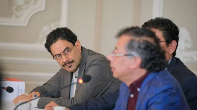 revocación negociadores FARC — Revocación negociadores FARC: Petro reactiva órdenes de captura a siete disident
