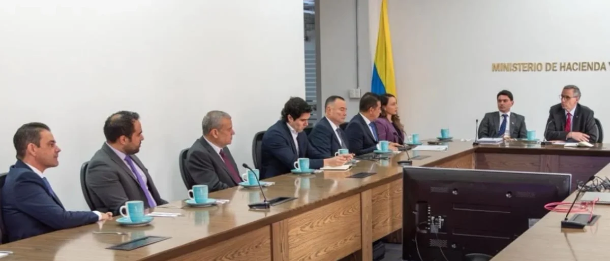 financiar reconstrucción — Desafío Fiscal: Colombia Busca Financiar Reconstrucción sin Nuevos Impuestos