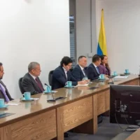 financiar reconstrucción — Desafío Fiscal: Colombia Busca Financiar Reconstrucción sin Nuevos Impuestos