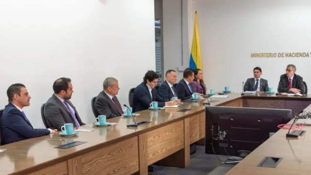 financiar reconstrucción — Desafío Fiscal: Colombia Busca Financiar Reconstrucción sin Nuevos Impuestos