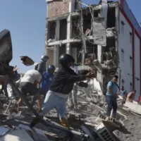 víctimas por sismo — Colombia: Sismo deja al menos 71 víctimas fatales y más de cien desaparecidos
