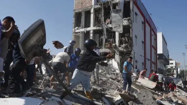 víctimas por sismo — Colombia: Sismo deja al menos 71 víctimas fatales y más de cien desaparecidos
