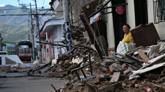 búsqueda sobrevivientes sismo — Búsqueda Sobrevivientes Sismo: Colombia Lucha Contra el Reloj Tras Terremoto