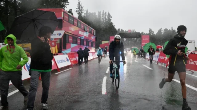 Vuelta España etapa cancelada — Vuelta a España: Tormenta de granizo cancela etapa clave en los Pirineos