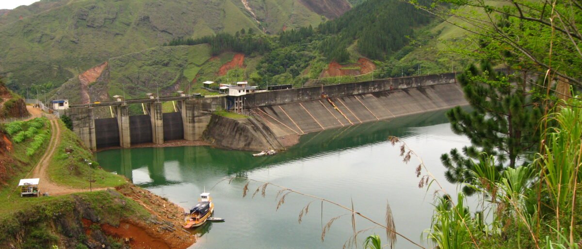 Vista aérea de la represa de Salvajina en el Cauca, Colombia