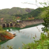 Vista aérea de la represa de Salvajina en el Cauca, Colombia