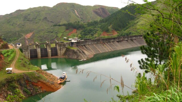 Vista aérea de la represa de Salvajina en el Cauca, Colombia
