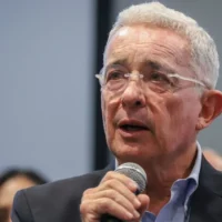 Caso Uribe competencia — Conflicto de Competencias en Caso Uribe se Define el 9 de Noviembre